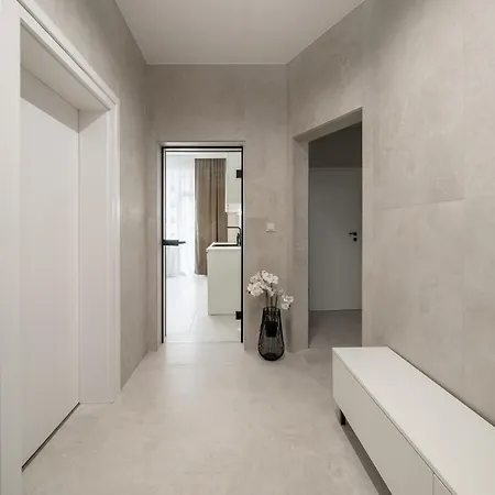 Centre Bright & Sunny Stylish With 2bdr And 2bth