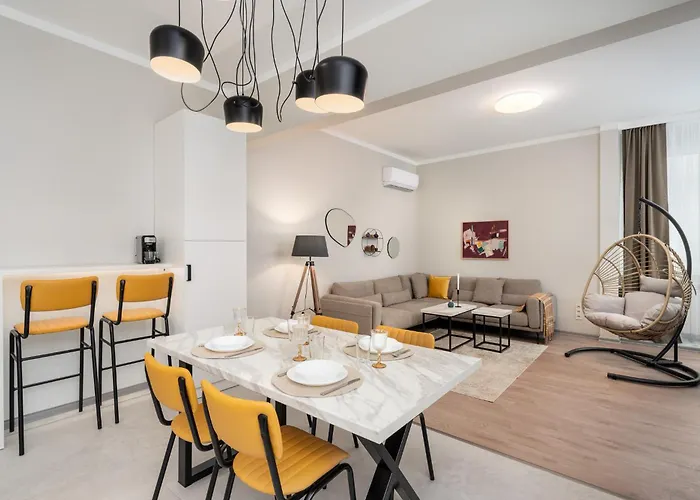 Centre Bright & Sunny Stylish With 2bdr And 2bth