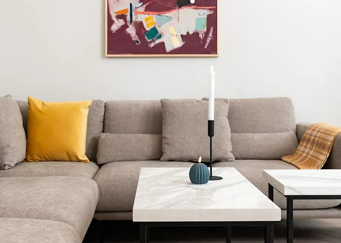 Centre Bright & Sunny Stylish With 2bdr And 2bth *