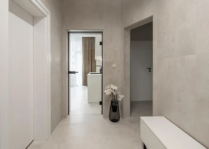 Centre Bright & Sunny Stylish With 2bdr And 2bth