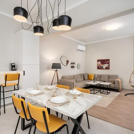 Centre Bright & Sunny Stylish With 2bdr And 2bth